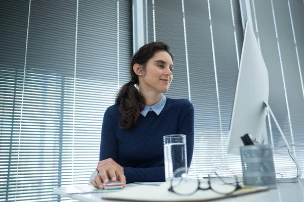 Weibliche Führungskräfte am Desktop-PC — Stockfoto