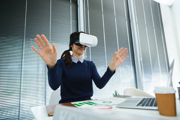 Executivo feminino usando headset virtual — Fotografia de Stock