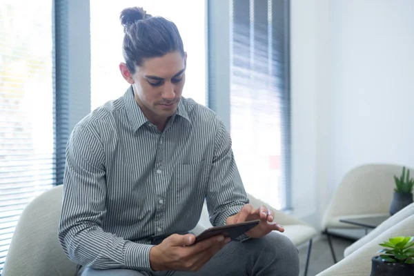 Executivo masculino usando tablet digital — Fotografia de Stock