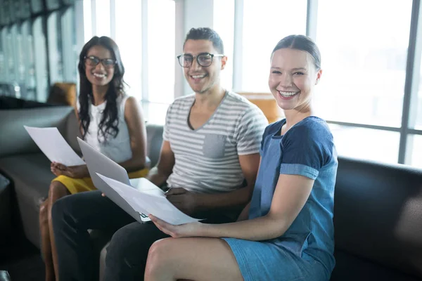 Führungskräfte arbeiten im Amt zusammen — Stockfoto