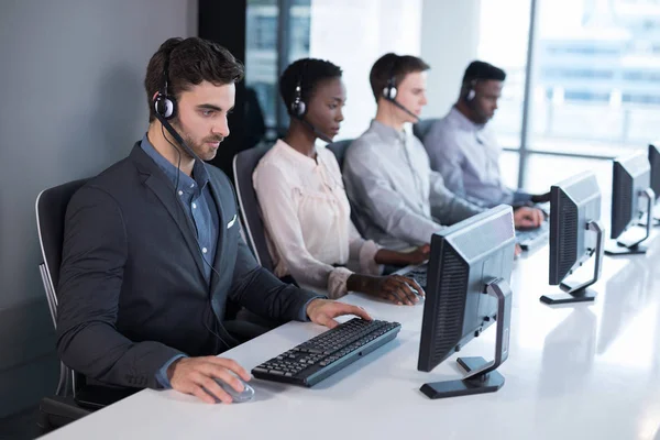 Dirigenti del servizio clienti che lavorano in ufficio — Foto Stock