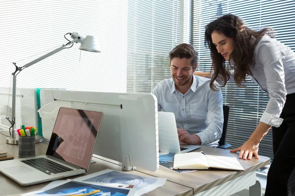 Männliche und weibliche Führungskräfte diskutieren — Stockfoto