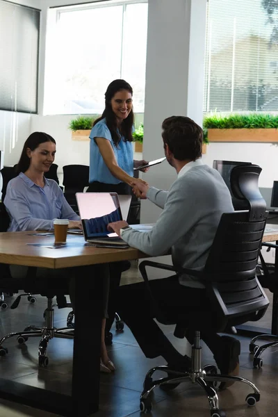 Ejecutivos dando la mano en la oficina — Foto de Stock