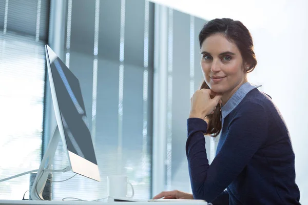 Uitvoerend bezig met computer in kantoor — Stockfoto