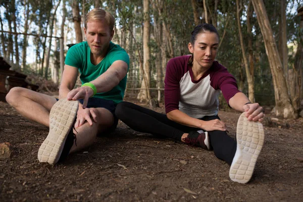 Femme effectuant un exercice d'étirement — Photo