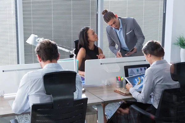 Empresário discutindo com seu colega de trabalho — Fotografia de Stock