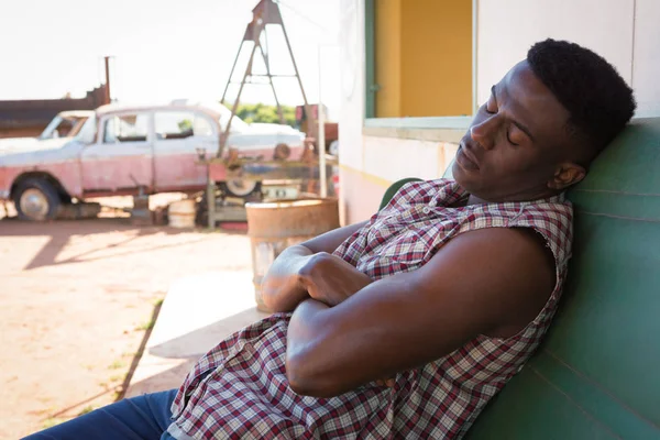 Hombre durmiendo en la gasolinera — Foto de Stock
