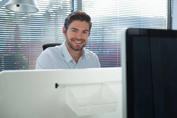 Mannelijke uitvoerend kijken camera in het kantoor — Stockfoto