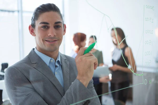 Marcador de tenencia ejecutivo masculino de confianza — Foto de Stock