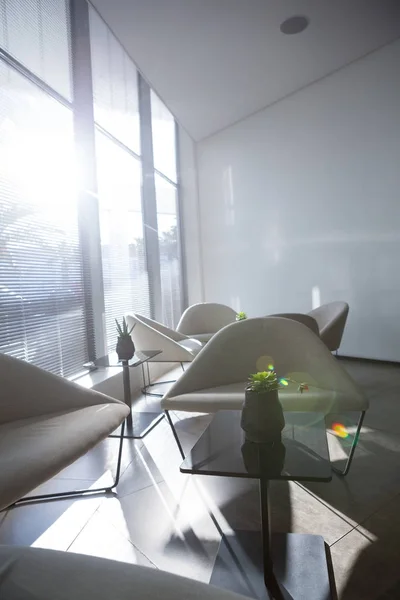 Mesa y silla vacías en la sala de espera de la oficina —  Fotos de Stock