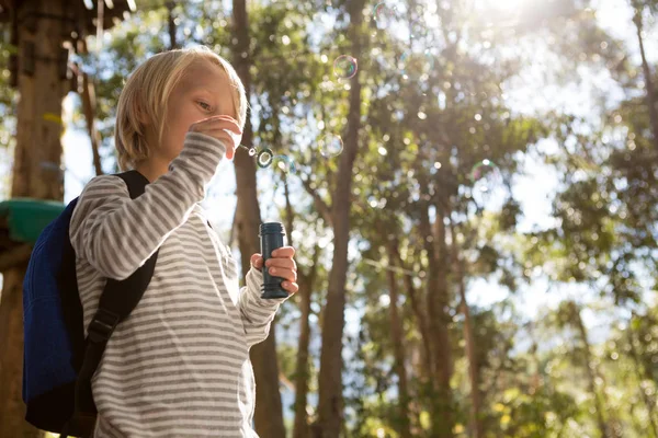 Meisje bellen blazen op een zonnige dag — Stockfoto