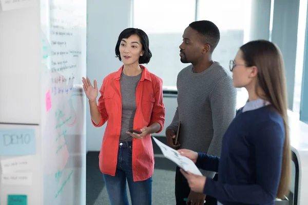 Männliche und weibliche Führungskräfte diskutieren — Stockfoto