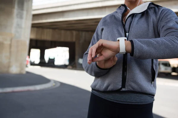 Femme jogger en utilisant smartwatch — Photo