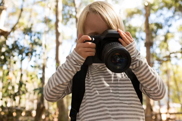 Dívka s batoh drží fotoaparát dslr — Stock fotografie