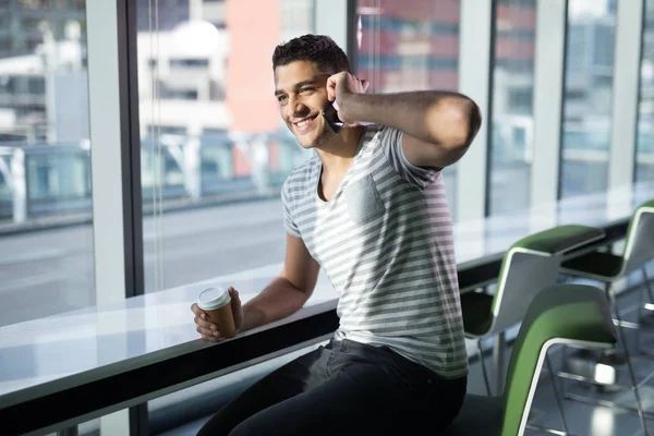 Mannelijke uitvoerend praten op mobiele telefoon — Stockfoto