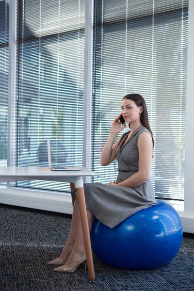 運動ボールの上に座って女性エグゼクティブ — ストック写真