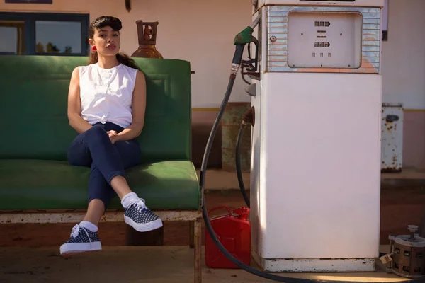 Mulher relaxante na bomba de gasolina estação — Fotografia de Stock