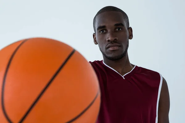 Basketbolcu topu tutuyor — Stok fotoğraf