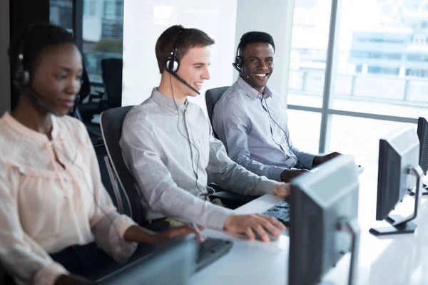 Cadres du service à la clientèle travaillant au bureau — Photo