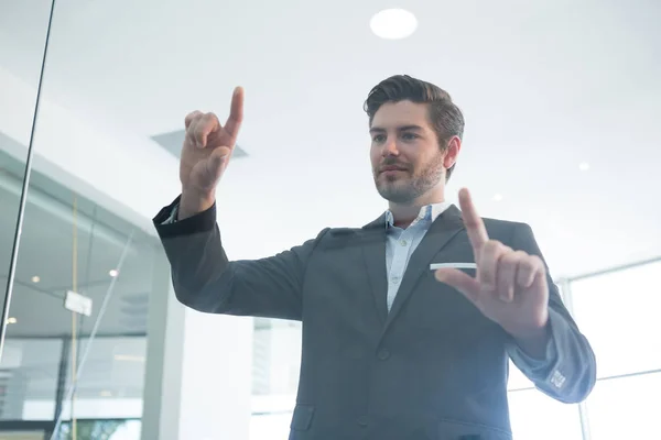 Empresario tocando pantalla digital invisible — Foto de Stock