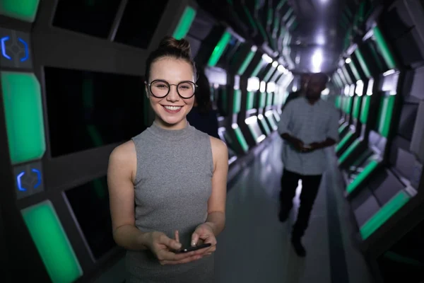 Ejecutiva femenina usando teléfono móvil —  Fotos de Stock