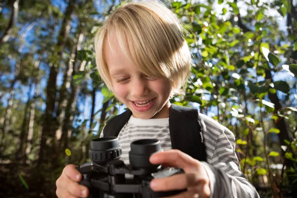 Dívka s batoh drží dalekohled — Stock fotografie