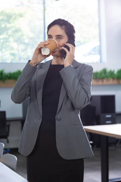 Managerinnen telefonieren — Stockfoto