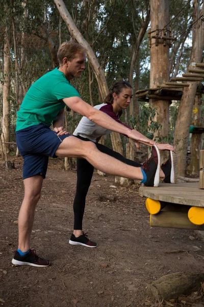 Mulher realizando exercício de alongamento — Fotografia de Stock