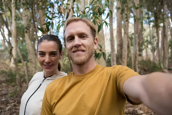 Coppia scattare selfie nella foresta — Foto Stock