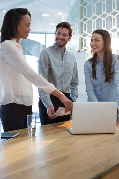 Colegas de negocios usando el ordenador portátil —  Fotos de Stock