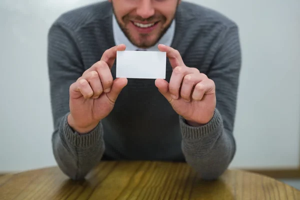 Verkställande visar tom visitkort — Stockfoto