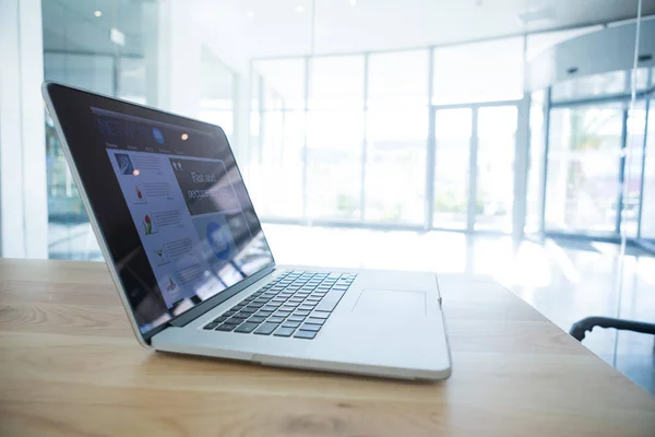 Laptop op houten bureau — Stockfoto