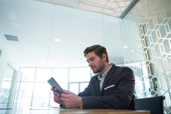 Homme d'affaires utilisant la tablette numérique au bureau — Photo