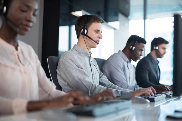 Cadres du service à la clientèle travaillant au bureau — Photo