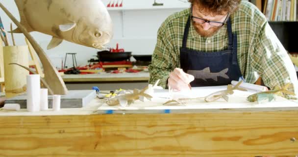 Handwerker Zeichnet Entwurf Einer Skulptur Werkstatt — Stockvideo