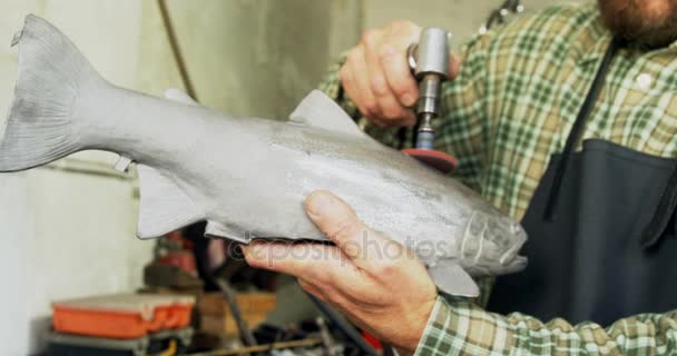 Artigiano Lucidatura Scultura Pesce Laboratorio — Video Stock