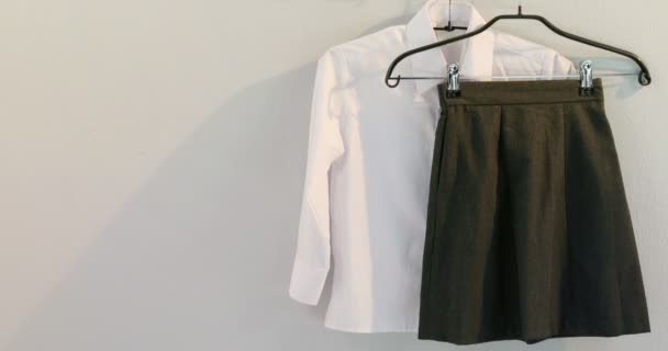 Camisa Formal Falda Colgando Gancho Contra Pared — Vídeos de Stock