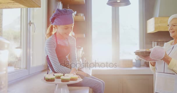 Babička Nechat Holčičku Vůni Čerstvě Upečené Muffiny Kuchyni — Stock video