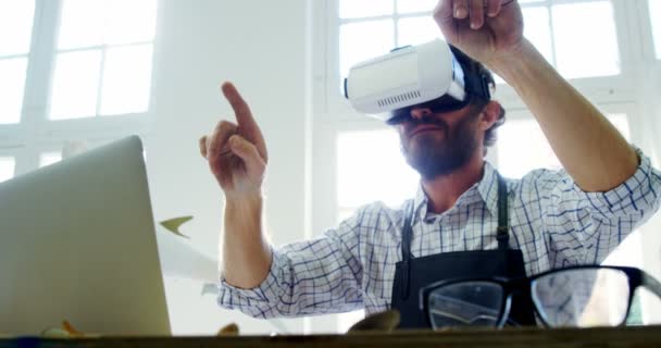 Håndverker Som Bruker Virtual Reality Hodetelefoner Verksted – stockvideo