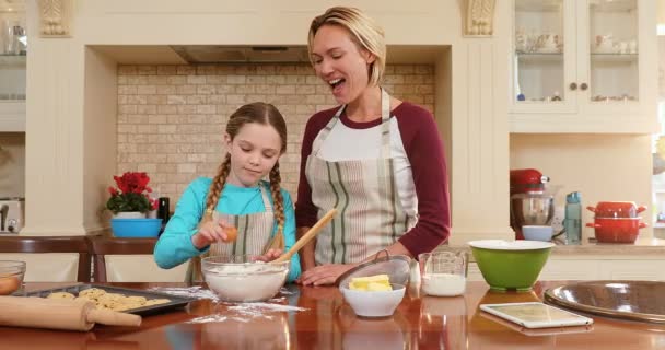 Sonriente Hija Rompiendo Huevo Madre Ayudándola Cocina — Vídeos de Stock