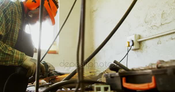 Seitenansicht Eines Handwerkers Bei Der Arbeit Der Werkstatt — Stockvideo