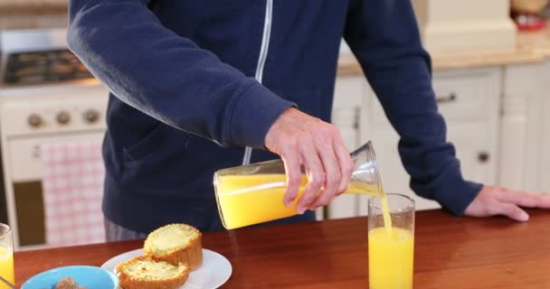 Man Hälla Saft Glas Och Att Det Köket Hem — Stockvideo