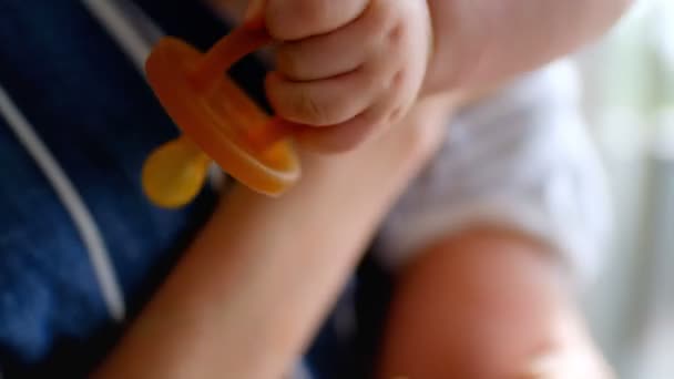 亲密的可爱的小婴儿背着奶嘴和母亲抱着他在家里4K — 图库视频影像