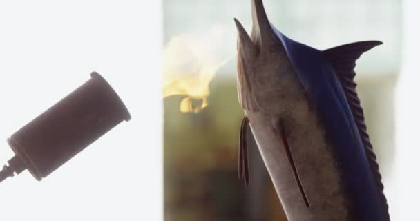 魚の彫刻ワーク ショップ での研磨職人 — ストック動画