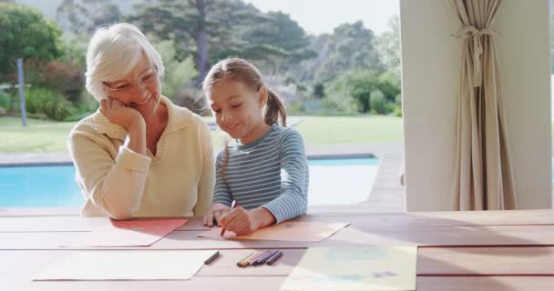 Mormor Och Liten Flicka Ritning Tillsammans Hemma — Stockvideo