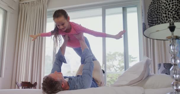 Padre Levantando Hija Dormitorio — Vídeos de Stock