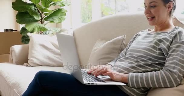 Jovem Feliz Sentada Sofá Tendo Uma Chamada Vídeo Seu Laptop — Vídeo de Stock