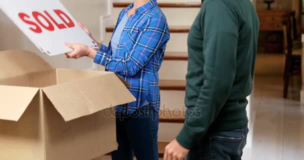 Het Uitpakken Van Het Gelukkige Paar Dozen Hun Nieuwe Huis — Stockvideo