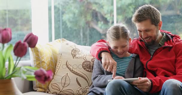 Happy Father Daughter Sitting Sofa Using His Tablet Home — Stock Video