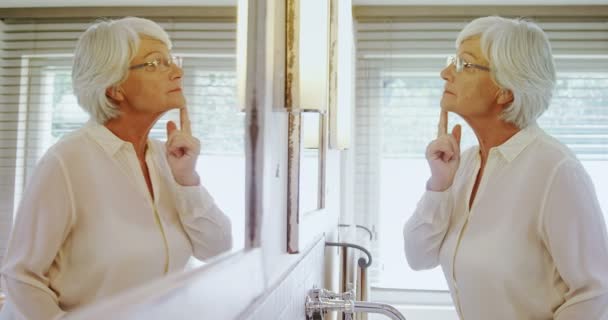 Ανώτερος Γυναίκα Κοιτάζοντας Τον Εαυτό Της Στον Καθρέφτη Στο Σπίτι — Αρχείο Βίντεο